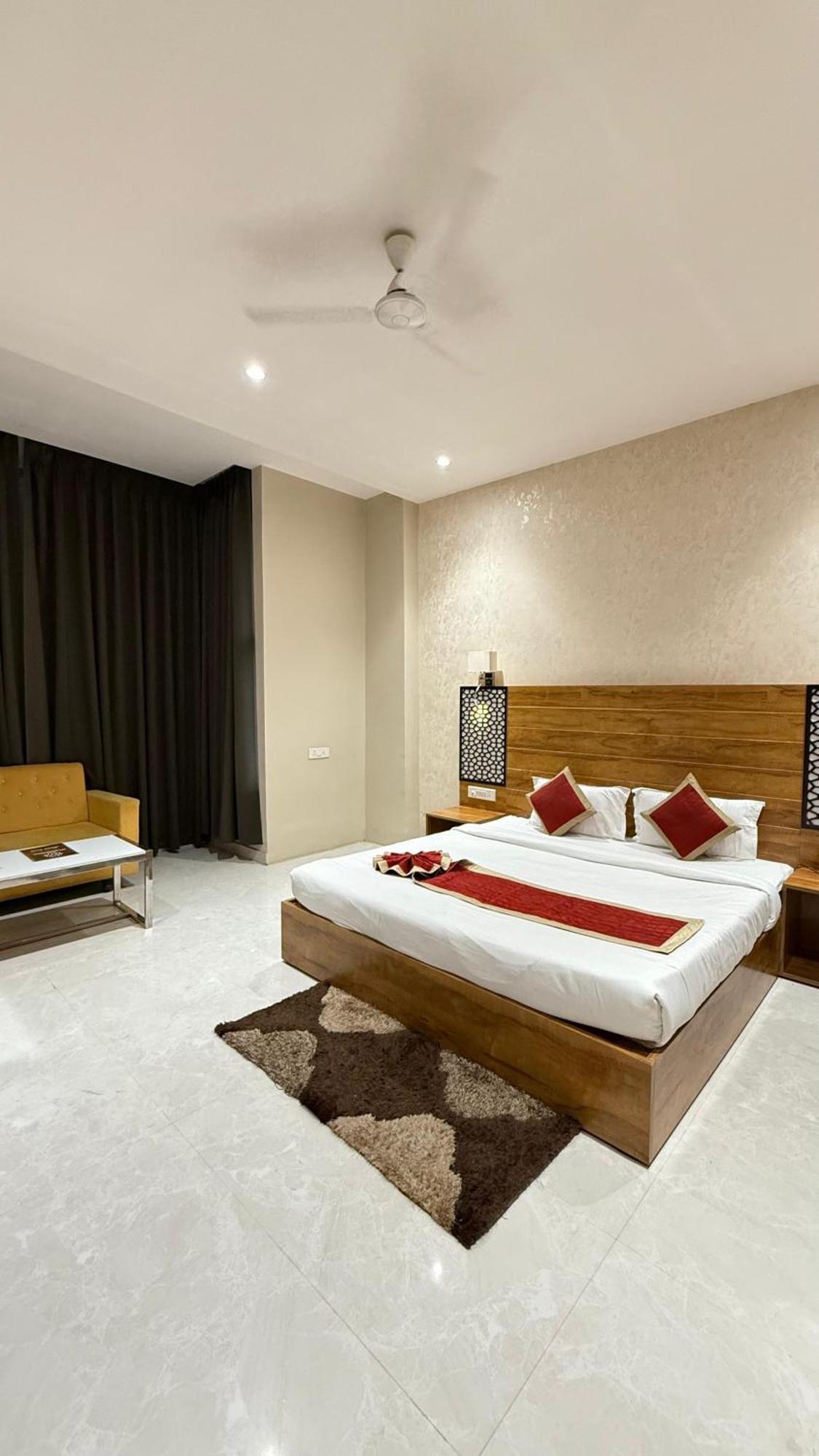 Hotel Emperor Paradise Bilāspur Eksteriør billede
